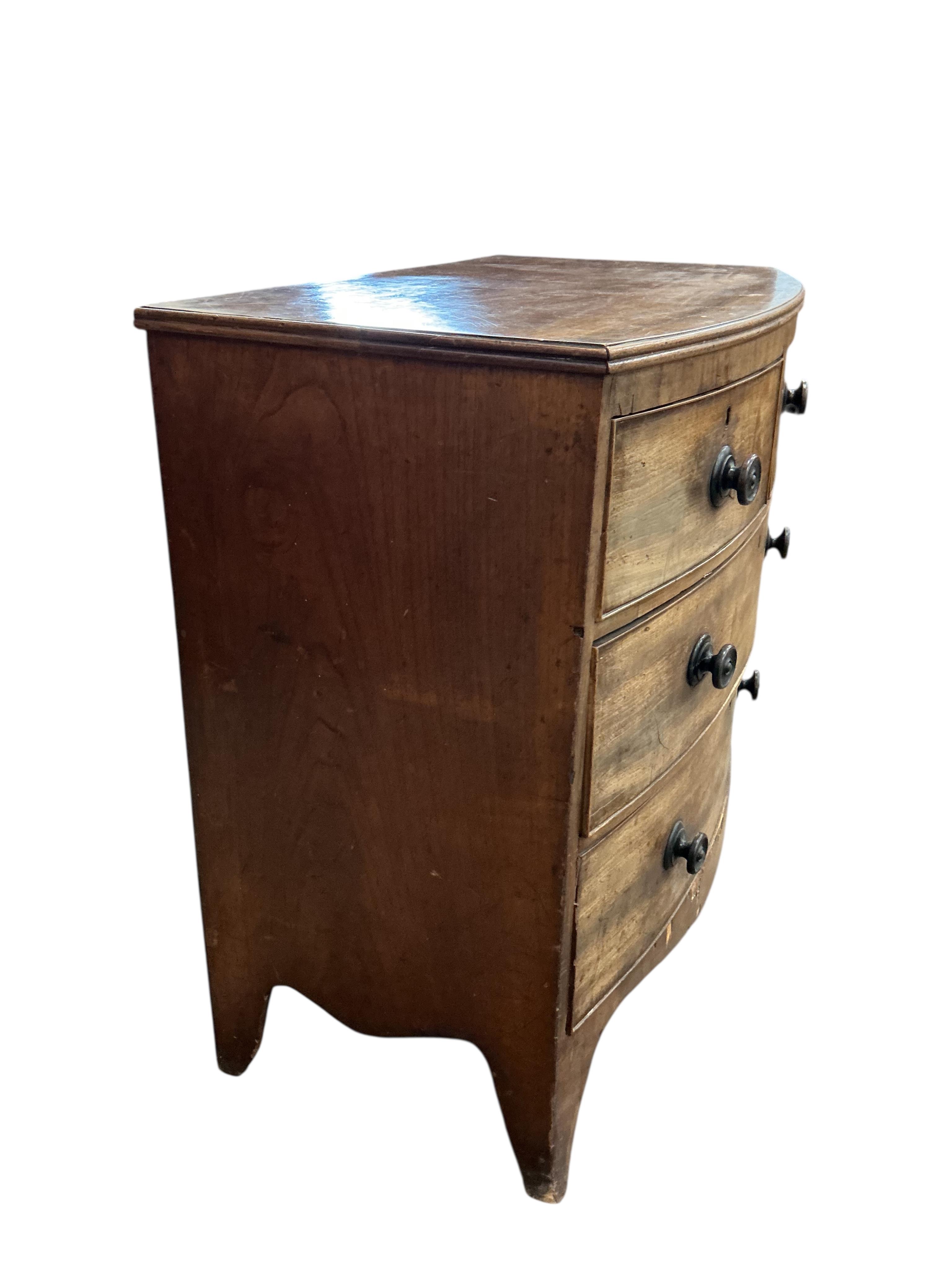 A Regency mahogany bowfront chest of drawers, width 89cm, depth 51cm, height 89cm